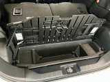 【ラゲージアンダーボックス】転がりやすい小さなお荷物などはこちらのボックスがお役立ち。スペースを有効活用しスッキリした車内空間に!