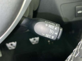 クルーズコントロール機能が付いています。 速度を設定するとアクセルを踏まなくても一定の速度で走ることができます。  高速道路ではとても便利な装置なんです。