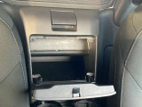 運転席、助手席の間にも収納スペースがあります。