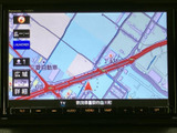 画面には周辺の道路や現在地が表示され、地図を見ながら目的地までの道順を確認できます。画面下には各種操作ボタンが並び、必要な操作を選びやすい配置です。