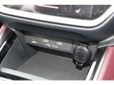 インパネ下方スペースにUSB電源&times;2装備、ナビとの接続USBジャックにもなっています、AUX音声入力もできます