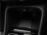 対応機種のスマートフォンを、トンネルコンソールの下のラバープレートに置いておくだけで充電可能。センターディスプレイの機能ビューを使用して、充電プレートのオンとオフを切り替えることができます。