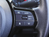 【アダプティブクルーズコントロール】ステアリングのスイッチを操作するとミリ波レーダーで先行車との距離を測定。設定を適切に保ちながら加速・減速、さらに停止まで自動に追従します。