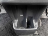 ドリンクホルダーとちょっとした収納もあります!