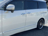 サイドシルプロテクター(サイドスカート)。 車体側面の下部には専用のサイドシルプロテクターが装着され、視覚的な低重心感をさらに高めています。