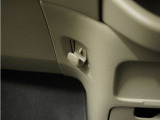 ◆コンビ二フック◆ちょっとした買い物の袋を吊り下げたり、ゴミ袋を吊り下げられるコンビニフックがあり車内を転がらず便利です!