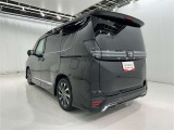 広々とした車内空間に優れた燃費性能。更にデザインも上質で人気のお車です!