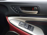 シートメモリーを装備しております!運転する方のシートポジションにボタン一つで操作できるので、とても楽々ですね♪