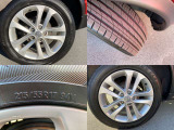 純正のアルミホイールです。タイヤサイズは215/55R17です。