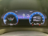 速度や各種走行情報が画面にまとまり、運転席から確認しやすい表示です。中央の表示部も見やすく、必要な情報をひと目で把握しやすいメーターまわりとなっています。