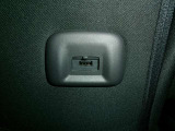 後席にもUSB電源が装備されております。