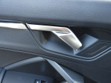 シンプルさと機能性が両立しており、ドイツ車らしい良いインテリアになっています。手の込んだ手法で静かで快適な室内を実現させています。