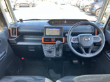 運転席まわりは前方を見渡しやすい配置で、メーターやナビ画面も視線を移しやすい位置にまとまっています。オレンジの差し色が目印になり、乗り込んだ際に各部を把握しやすい室内空間です。