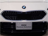 【BMWの伝統】BMWの特徴的な&ldquo;キドニーグリル&rdquo;は、80年以上続く伝統の形でございます。変わらないこだわりのデザインが、プレミアムブランド&ldquo;BMW&rdquo;を創り出します。