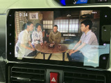車内の画面でテレビ番組を視聴でき、停車中の待ち時間にも活用いただけます。画面が大きく内容を確認しやすいため、お出かけ先での休憩時間にも便利な装備です。
