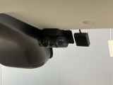 前方の映像だけでなく、車内から後方の映像もばっちり記録します