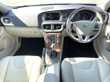 V40T3インスクリプションが入庫しました!コンパクトサイズが魅力的なお車です♪安全機能はすべて標準装備です。快適なドライブをお過ごしください。スタッフおすすめの1台です。是非ご覧にお越しくださいませ