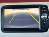 画面に車両後方の映像とガイドラインが表示され、駐車時の後方確認をサポートします。車庫入れや狭い場所での切り返しの際にも周囲の状況を把握しやすく、日常の駐車を助ける頼もしい装備です。