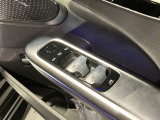 運転席ドアトリムには窓の一括コントローラーと電動ドアミラーのコントローラーが装備。