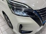 【LEDヘッドライト】悪天候や夜間走行時も良好な視界を確保し安心して運転できる高輝度LEDヘッドライトを装備!点灯速度が早く、消費電力も抑えられています。
