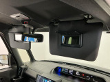【サンバイザー】車内で身だしなみを整えるためのバニティミラーがセット。お化粧直しや髪型のチェックに活用できます。