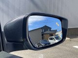 車線変更を行う際、後方から車両が接近していたらランプが点灯してお知らせしてくれます。