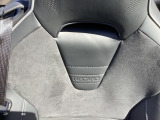 運転席と助手席はRECARO社製のアルカンターラシートになります。