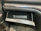 【グローブボックス】容器がせり出してくるバケットタイプ!一目で中身を把握でき、取り出しやすさにも優れます!