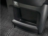 ◆センターロアボックス◆インパネ中央の下部には、ごみ箱としても使用する事ができるセンターロアボックスを装備しております。