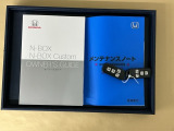 メンテナンスノート【点検整備記録簿・保証書】、取説も揃ってます。スマートキーはバッグなどにしまったままボタン操作でエンジン始動・停止やハイブリッドシステムの起動や停止ができて大変便利です