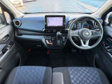 広々とした運転席で快適なドライブをお楽しみください
