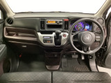 車内は光触媒抗菌消臭施工済です。スタイリッシュなデザインでスポーティなインパネ周りを演出します。グローブボックスやカップホルダーのほかにトレーなどたくさんの収納スペースが付いています。