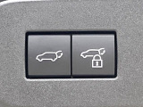 【パワーバックドア】スマートキーや運転席のボタンを押すだけでリアゲートが自動で開閉します!荷物を持っている時や、高い位置にあるバックドアを閉める際に便利な機能です♪