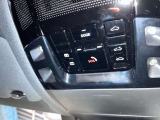 レクサスオーナー様をお守りするためのヘルプネットスイッチです。万一の際は専門オペレーターにつながり、警察や消防への緊急通報をサポートします。