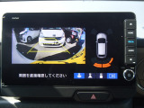 バックカメラの画像です。ガイドラインがスムースな車庫入れをサポートいたします。車庫入れの安心感がアップしますね。