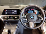 【ハンドル】ドライバーとBMW車の一体感がダイレクトに伝わるステアリングホイール。形状・太さへの拘りに加えて、操作性を高める為にスイッチ類も配置。クイックかつ安定のドライビングを体感下さい!