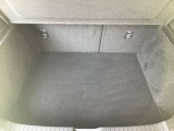 トランクマットの下には小物入れがあります
