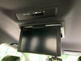 【フリップダウンモニター】大画面モニターで後席でもエンタメをお楽しみいただけます。小さなお子様にも大人気の装備です♪