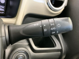 レバーには矢印やライト関連の表示があり、役割を目で確認しやすい仕様です。AUTOやOFFなどの表記も並び、周囲の明るさや状況に応じた操作を把握しやすく、日常使いに便利です。
