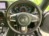 手元に各種スイッチを備え、運転姿勢を保ちながら必要な操作に移りやすい構成です。メーターの視認を妨げにくい位置にまとまり、握りやすさにも配慮された形状で、毎日の運転を支えます。