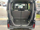 フル乗車時でも十分な荷室です。