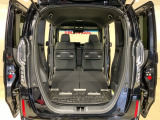 後席背もたれを倒せばちょっと大きめの荷物や長いものを積みたい時に便利です。