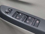 運転席からも操作可能な全席パワーウィンドウが装備されています。