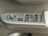 運転席側ドアの、インナードアハンドルとウィンドウなどの操作スイッチ類です。