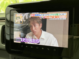 停車中にテレビ番組を視聴でき、待ち時間など車内で過ごすひとときにも活用できます。画面に映像が表示されるため、休憩中に番組を楽しみたい方にも便利な装備です。