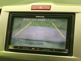 後方の様子を画面で確認でき、駐車時や車庫入れの際に周囲を把握するのに役立ちます。ガイド表示も備わり、後退時の位置合わせをサポートしてくれる心強い装備です。