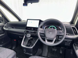 運転席まわりです。 各操作スイッチは使いやすい位置に配置されてます。