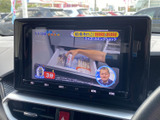 テレビ映像を画面いっぱいに表示でき、停車中の待ち時間などに楽しめます。映像が見やすく、車内で過ごす時間の気分転換にも便利なオーディオ環境が整っています。