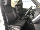 インテリア・シートカラーはブラック!一部合成皮革を採用しスタイリッシュな室内空間です!運転席・助手席共にシートヒーター完備!寒い時期も快適なドライブをお楽しみいただけます!