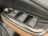 日本の駐車場は幅が広くないところが多くて、乗り降りが大変だったりしますよね。電動ミラーがあれば、室内でミラーをたためるので、駐車するときも便利ですね。